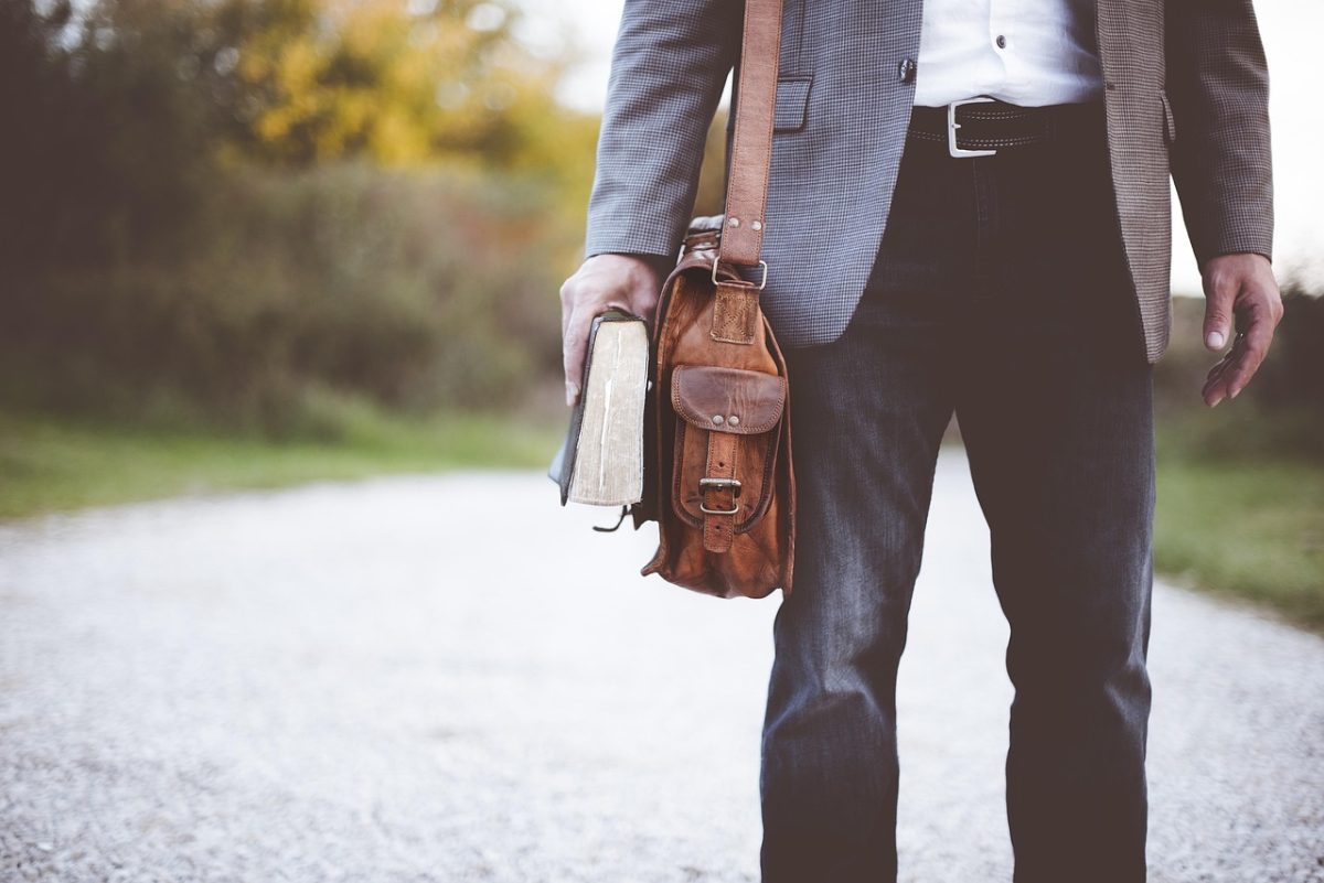 un homme au style casual chic, livre à la main
