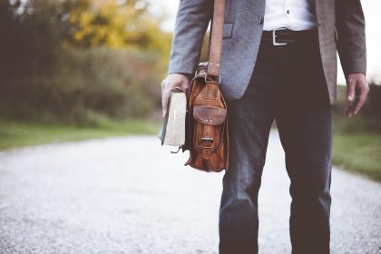 un homme au style casual chic, livre à la main