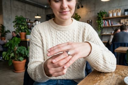 Femme élégante mettant en valeur une bague en acier