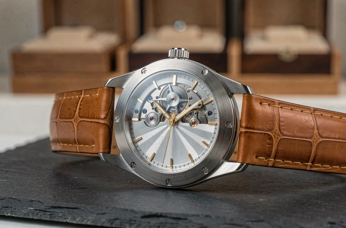 Montre mécanique de luxe en platine avec tourbillon visible sur ardoise noire dans un atelier horloger